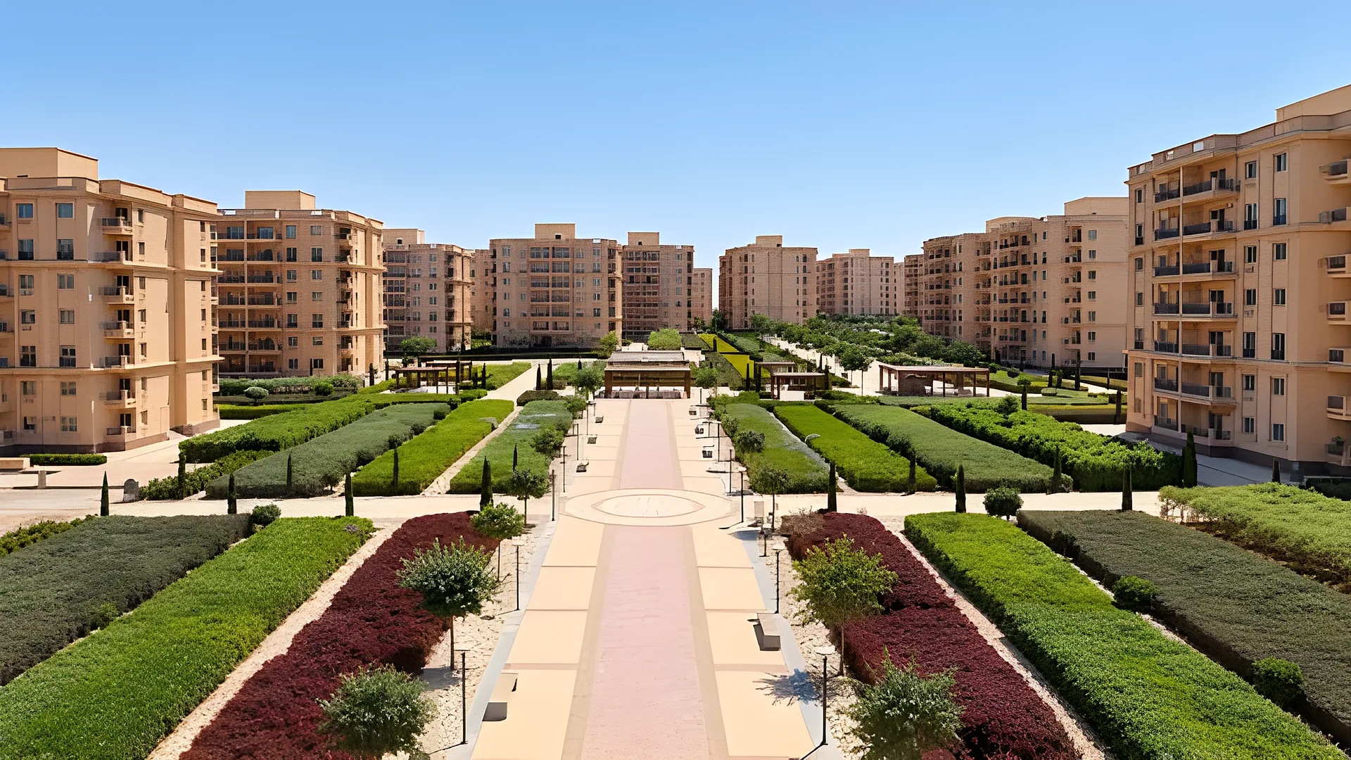 مبانٍ سكنية في كيان سيتي حول حديقة مركزية منسّقة