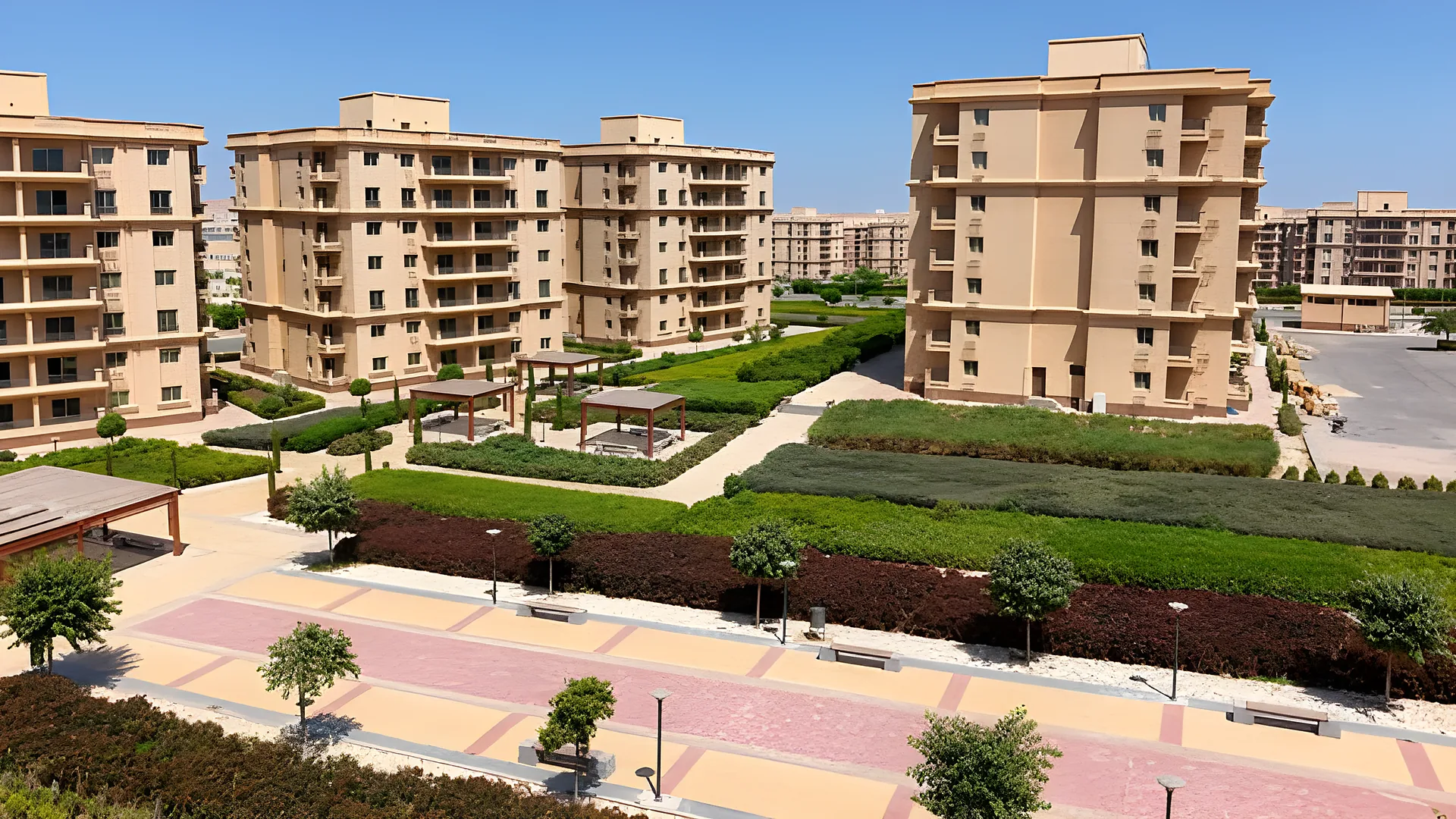 مبانٍ سكنية وفناء منسّق بمظلات في كيان سيتي